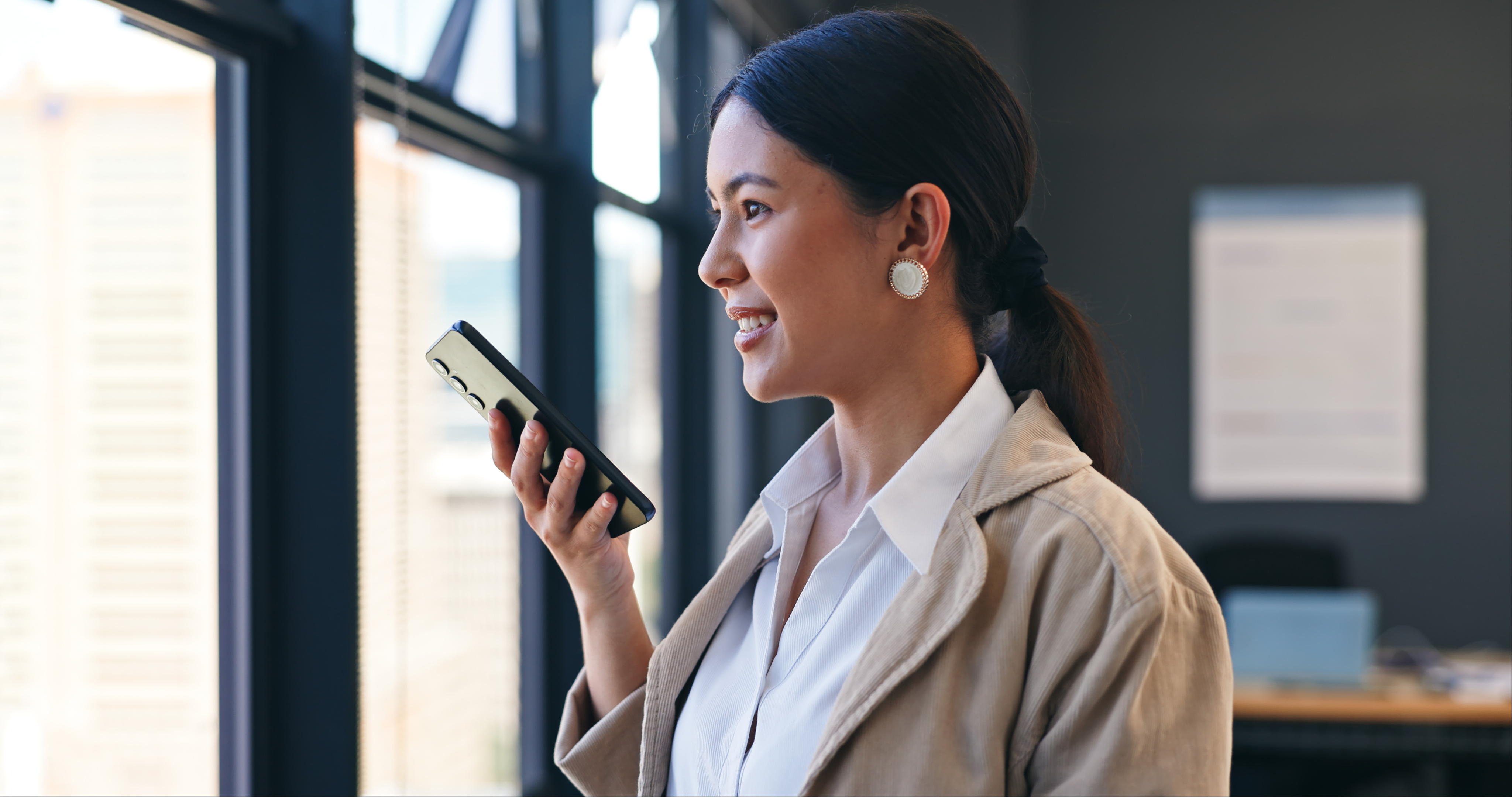 Professionnelle utilisant une interface vocale assistée sur mobile